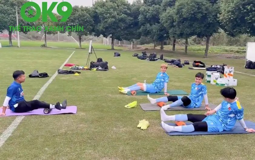 Các cầu thủ mới sang được tạo điều kiện tập nhẹ (Ảnh: VFF)